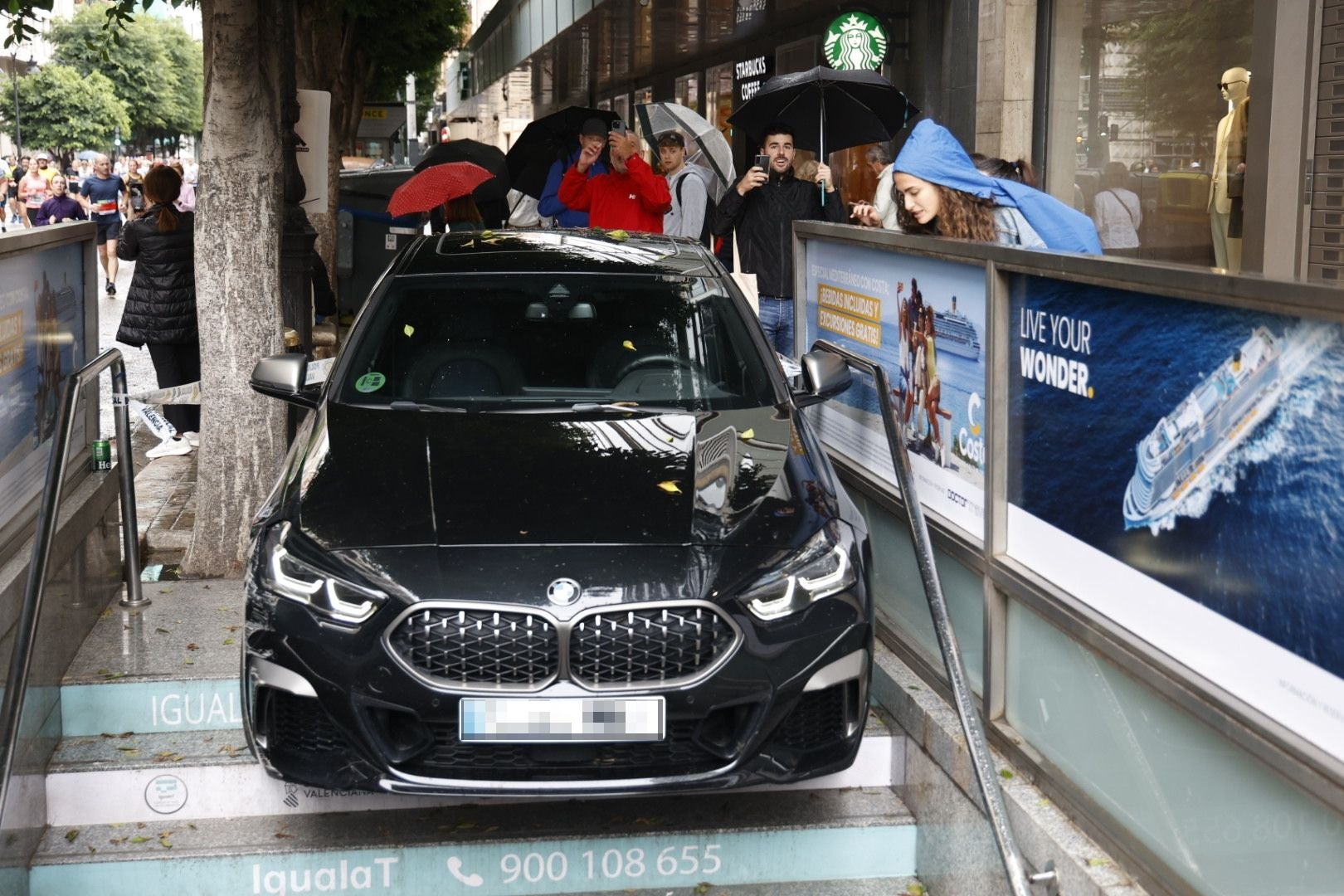 Un conductor ebrio empotra su coche en la entrada del metro de la estación de Colón en Valencia