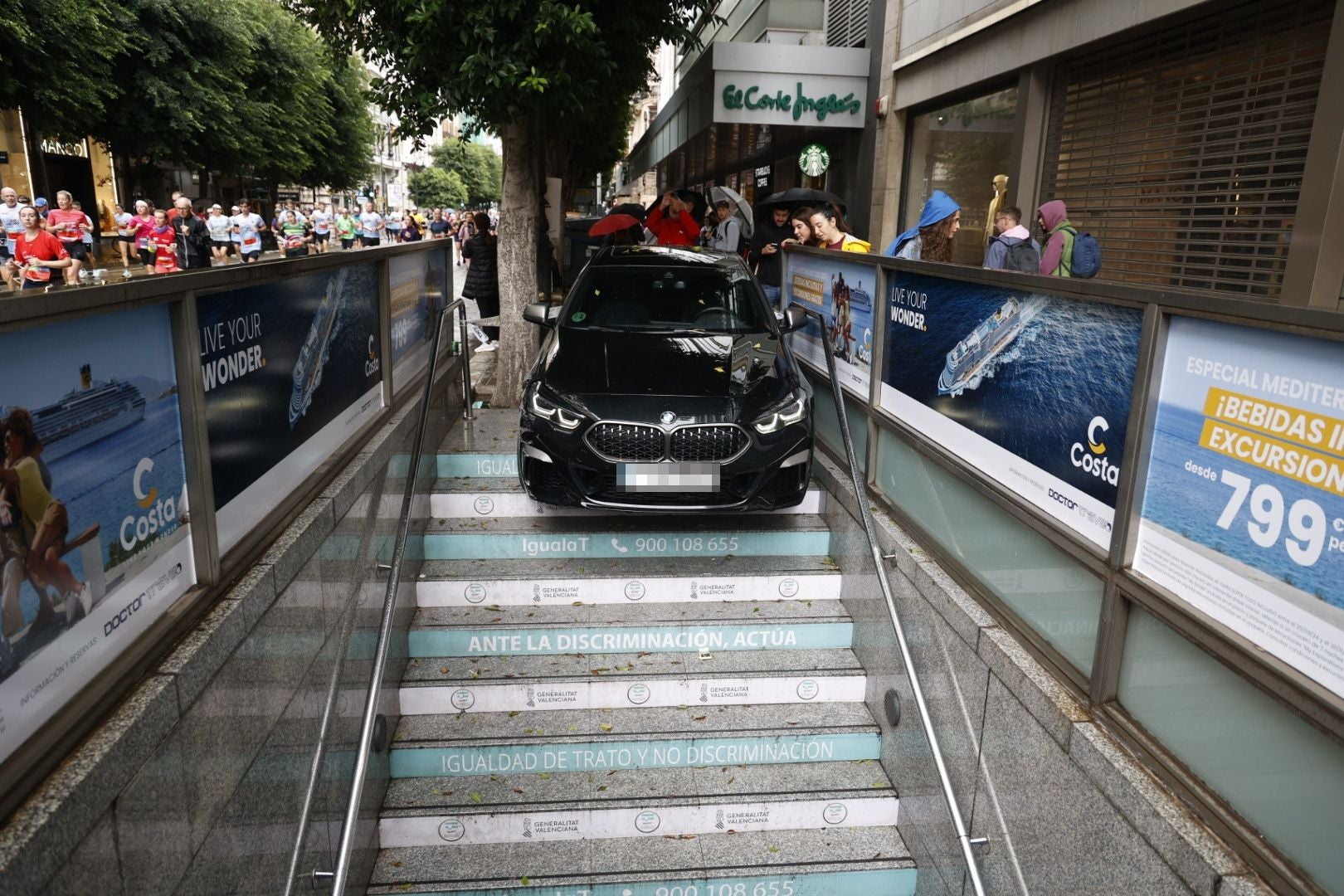 Un conductor ebrio empotra su coche en la entrada del metro de la estación de Colón en Valencia