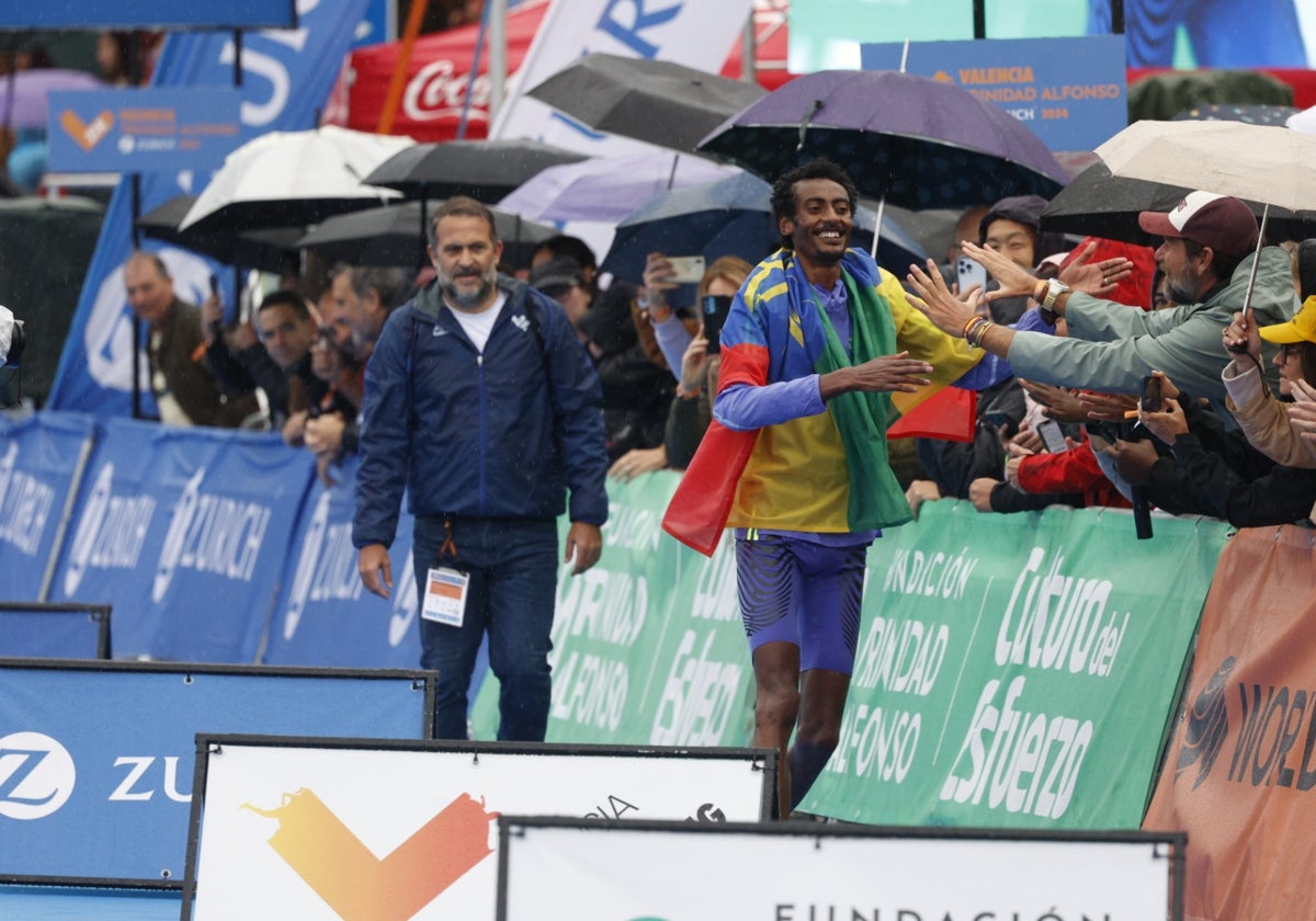 Yomif Kejelcha, tras batir el récord del mundo este domingo en Valencia.