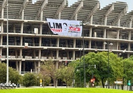 Pancarta de 'Lim go home', este domingo, en el nuevo Mestalla.