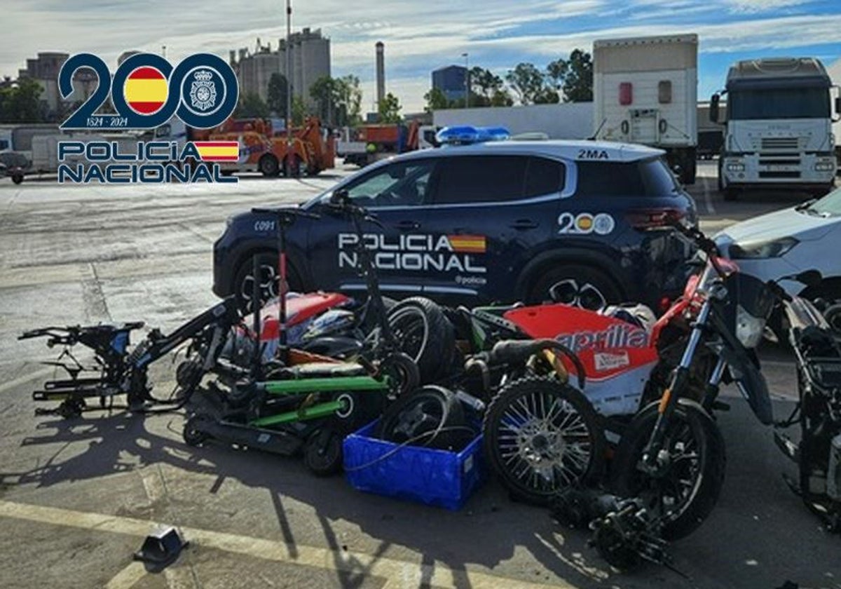 Algunos de los vehículos y piezas recuperadas por la Policía Nacional.