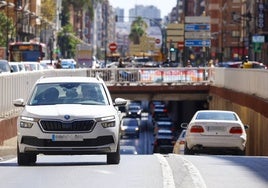 Un vehículo, en el puente de Pérez Galdós de Valencia.