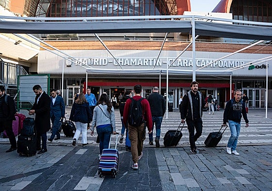 Pasajeros en los accesos a la estación de Chamartín.