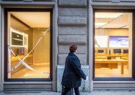 Ventanal destrozado de la tienda Apple por el robo efectuado durante la madrugada de este lunes.