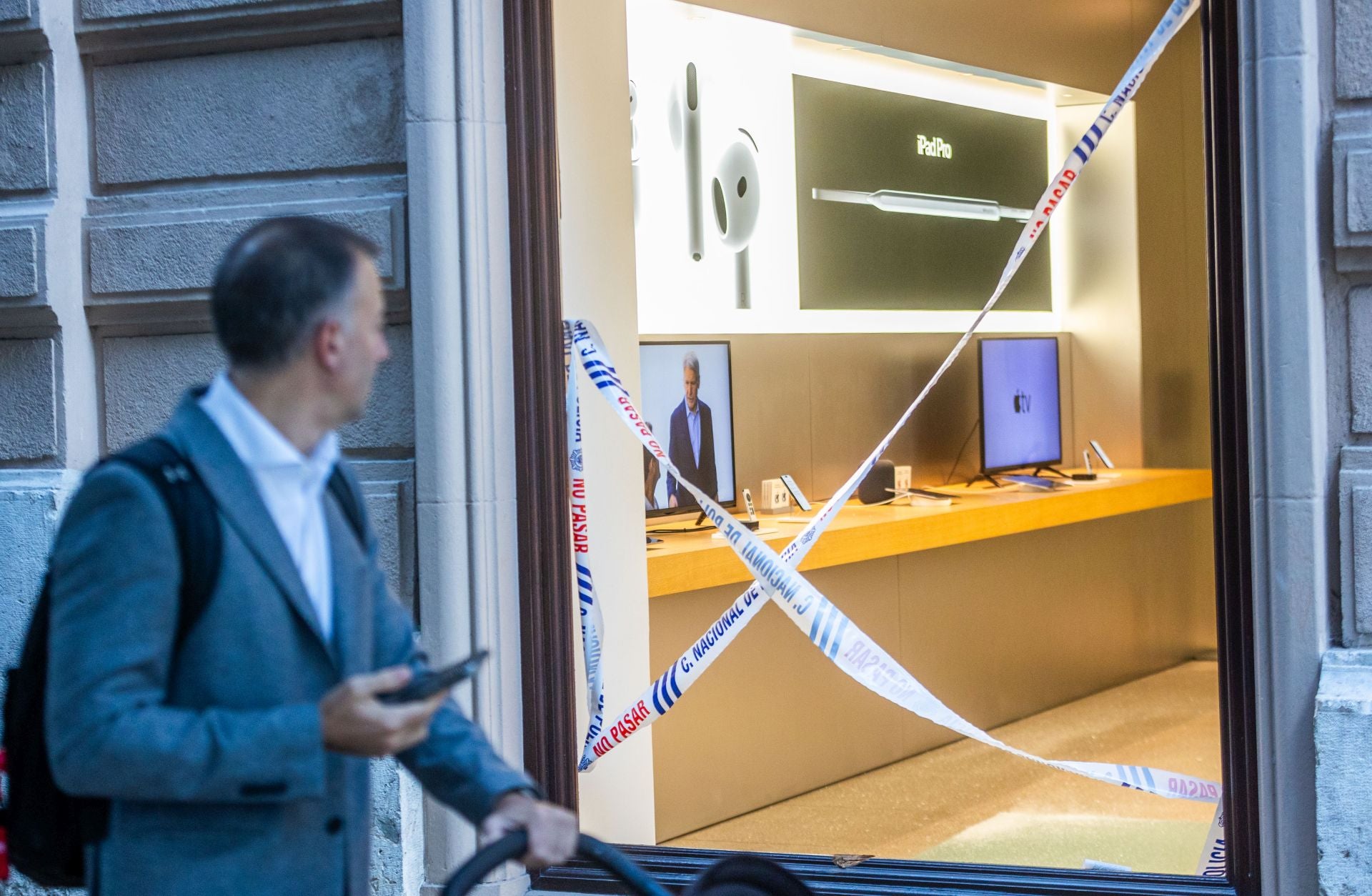 FOTOS | Asaltan la tienda Apple en Valencia