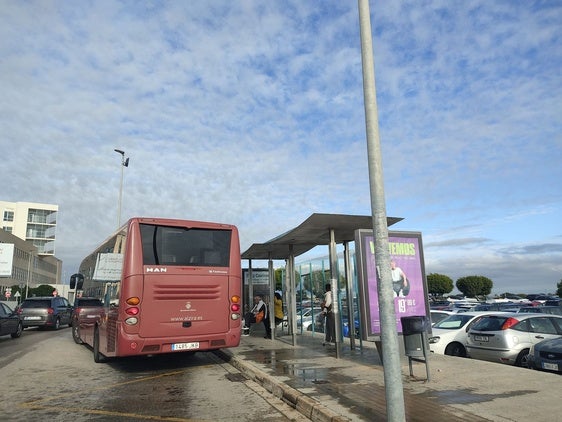 Un bus saliendo del Hospital de la Ribera este lunes.