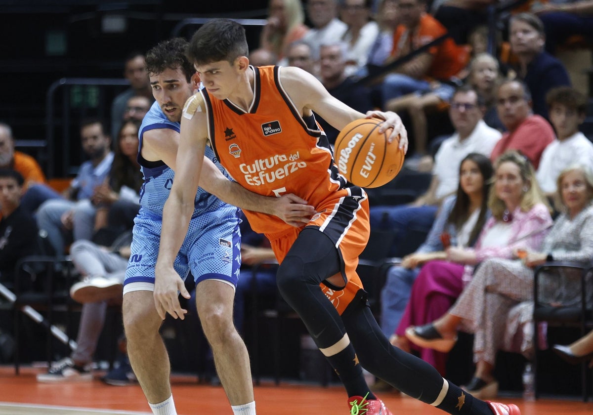 De Larrea, durante el partido contra el Morabanc Andorra en la Fonteta.