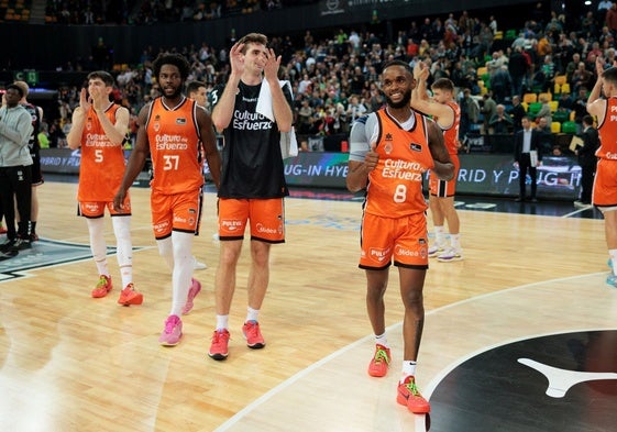 Los jugadores del Valencia Basket celebran la victoria frente el al Bilbao Basket.