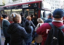 Usuarios de la EMT suben a un bus en el centro de Valencia durante la jornada de huelga.