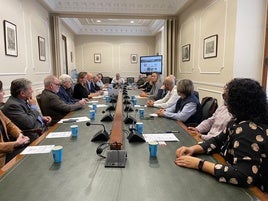 Encuentro de la edil Paula Llobet con empresarios de Horno de Alcedo.