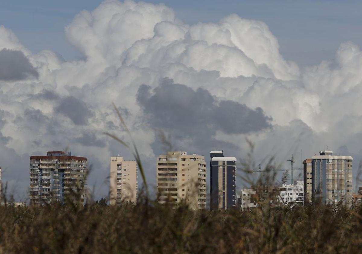 Nubes sobre las torres de apartamentos de la playa de la Pobla de Farnals.