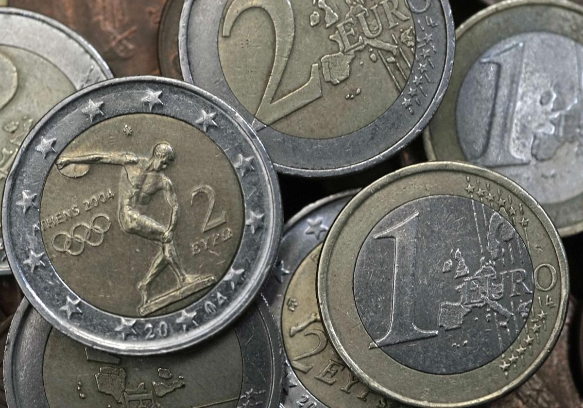 Diferentes monedas de dos y un euro.