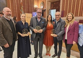 El concejal de Comercio, Santiago Ballester, con el resto de galardonados en Sevilla.