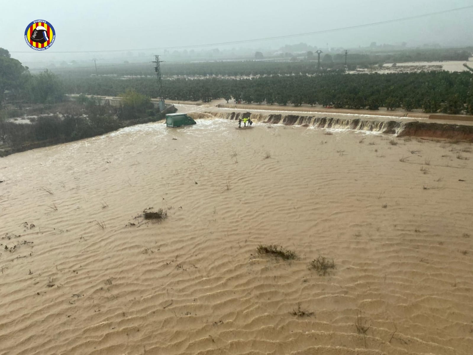 El agua invade las vías secundarias en la Ribera.