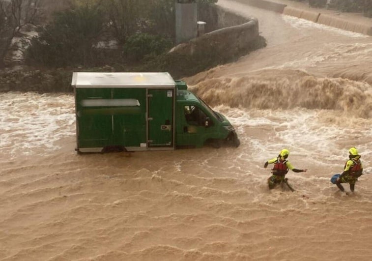 Los bomberos rescatan al conductor.