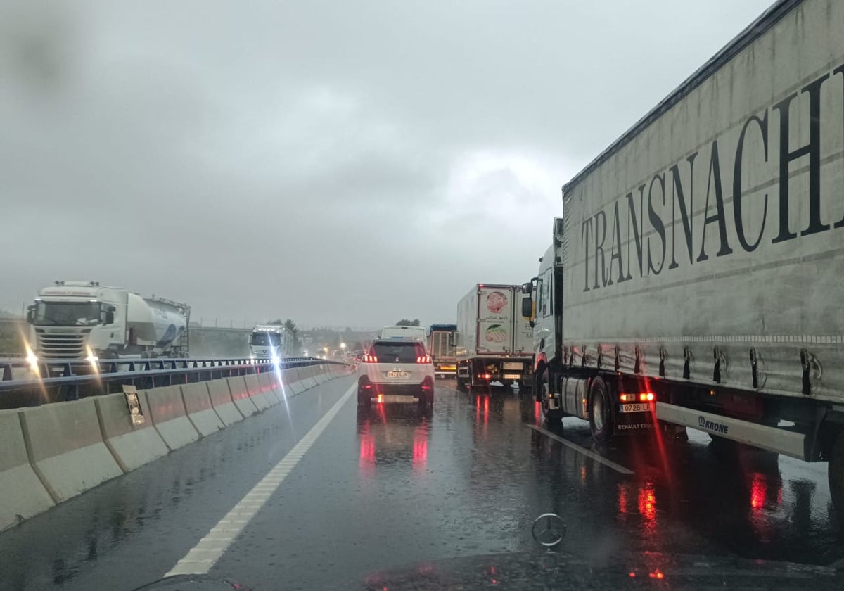 Carretera cortada en la A3 por los efectos de la dana.