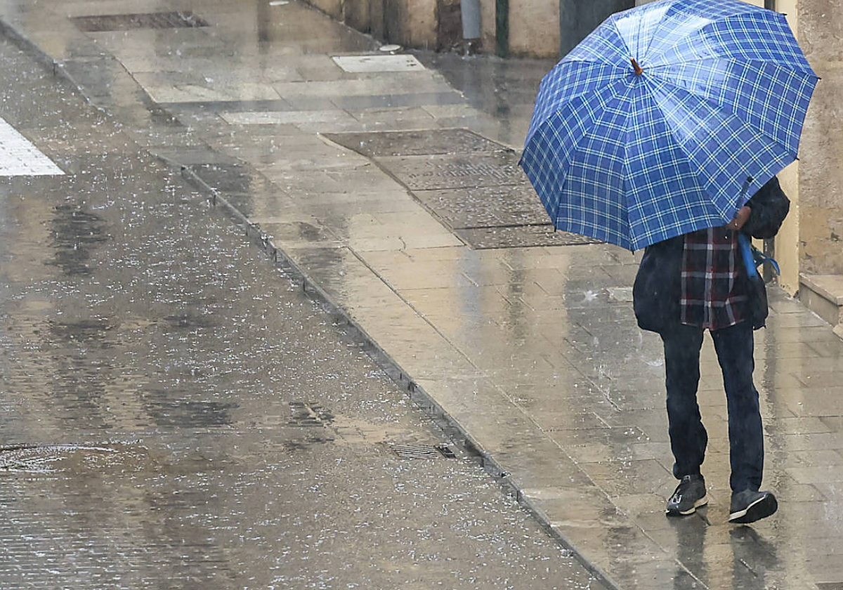 Hombre con paraguas.