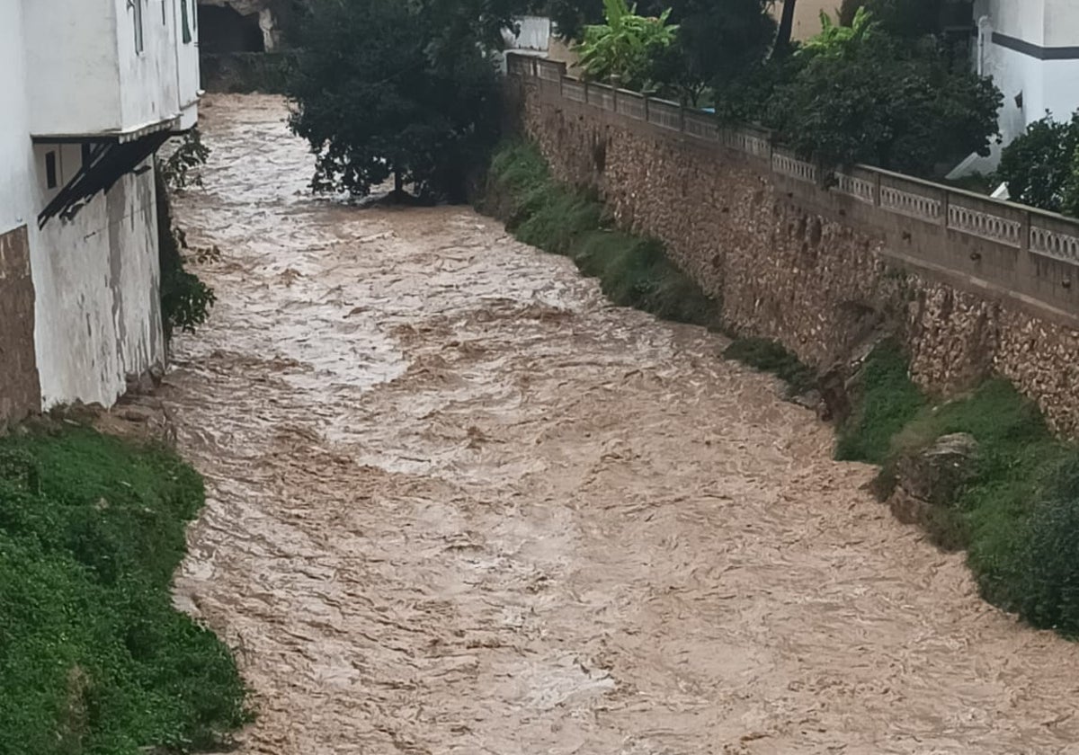 El barranco de Chiva a su paso por el centro del pueblo.