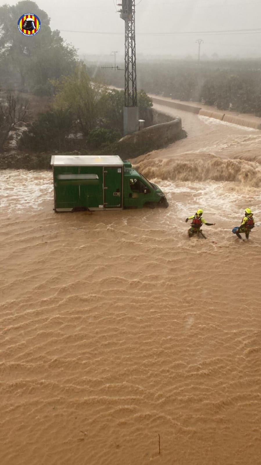 FOTOS | Los bomberos rescatan a un camionero arrastrado por el agua en Alzira