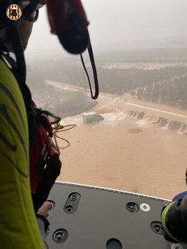 FOTOS | Los bomberos rescatan a un camionero arrastrado por el agua en Alzira