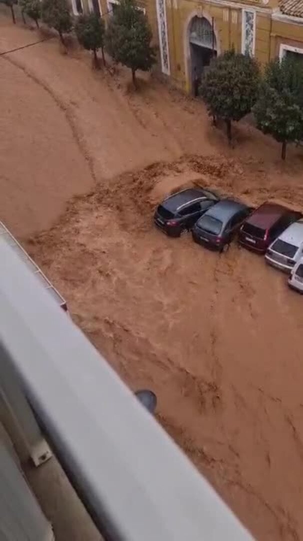 La lluvia arrastra coches en Utiel