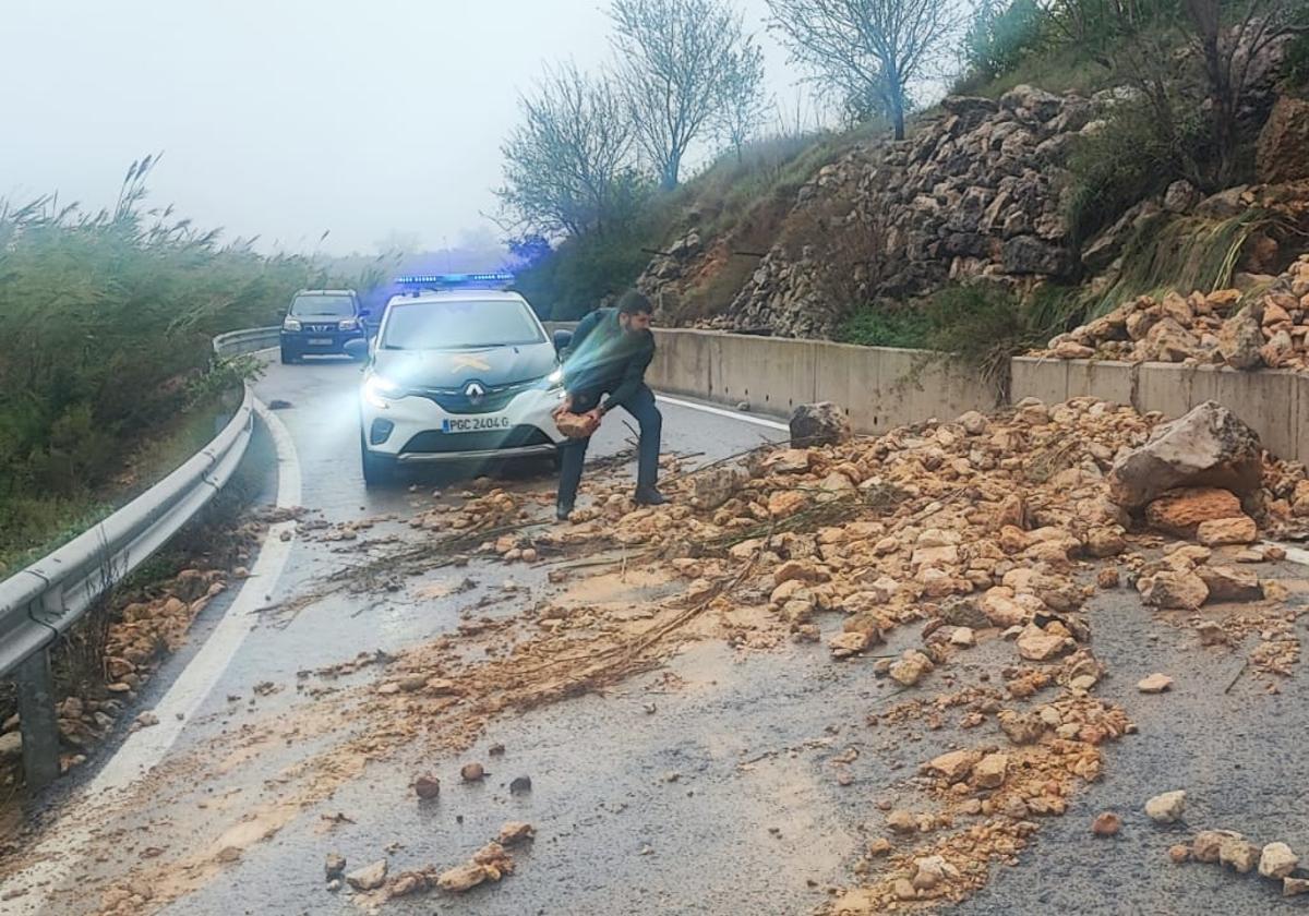 Corte de la carretera que une por el interior Chiva y Buñol.