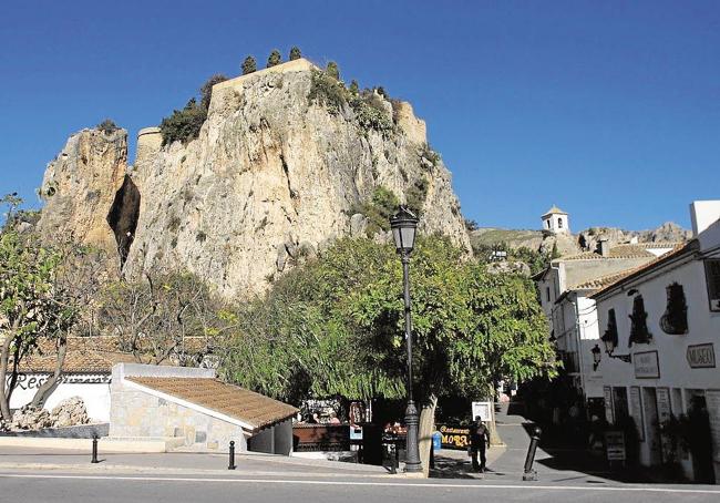 El castillo de Guadalest se alza sobre el municipio.