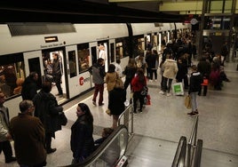 Pasajeros en una estación del metro en Valencia.