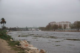 El río Júcar, crecido por las lluvias.