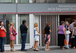 Cola en una oficina de la Administración de la Seguridad Social.