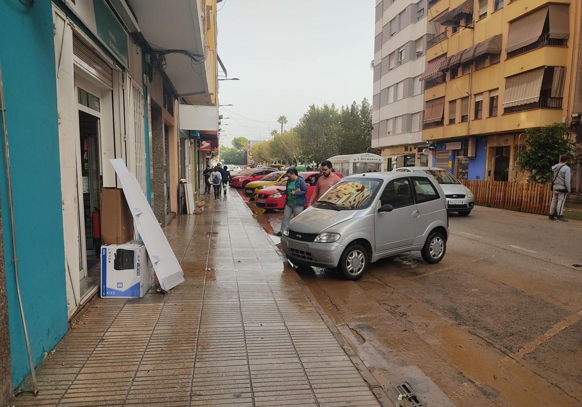 Vecinos de Alzira limpian el barro.