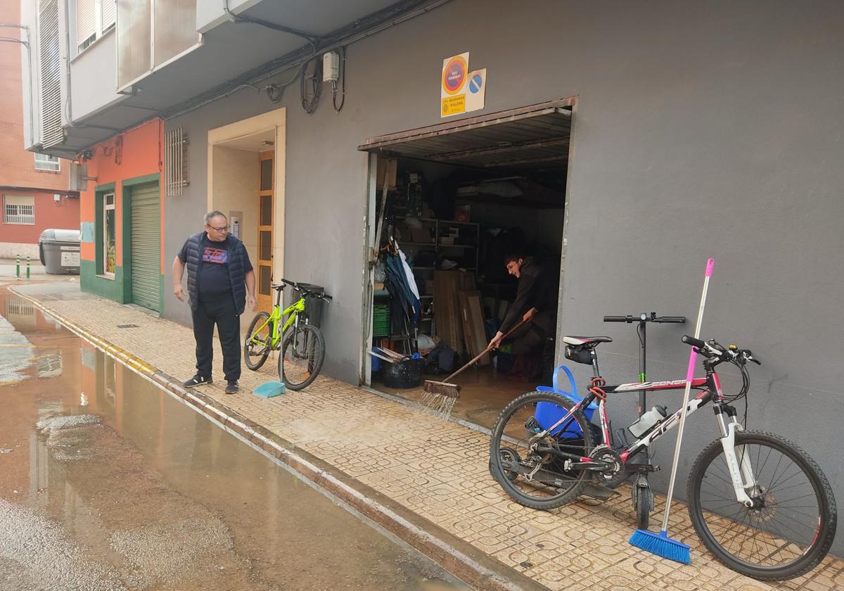 Vecinos limpian el agua de los bajos.