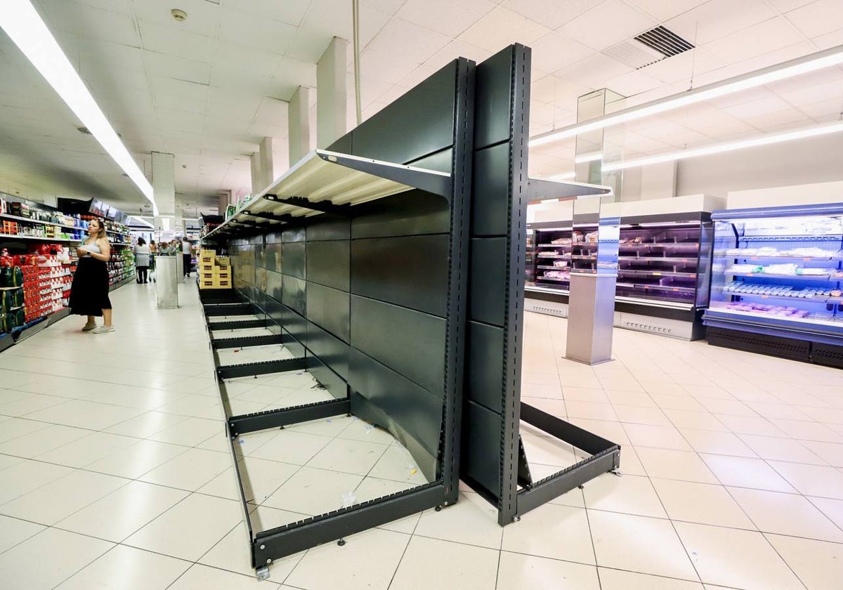 Los supermercados se quedan sin agua por la psicosis colectiva.