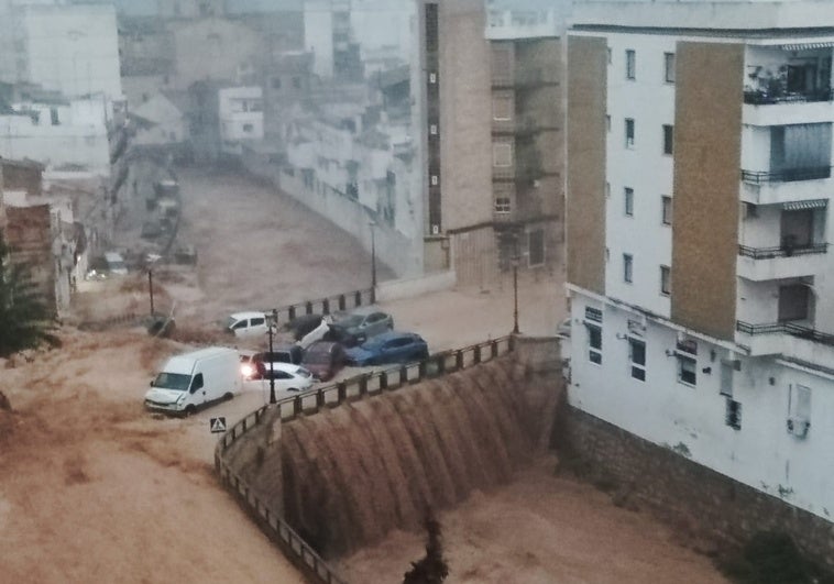 El momento más crítico en Chiva, cuando el agua empieza a arrastrar los vehículos por el cauce.