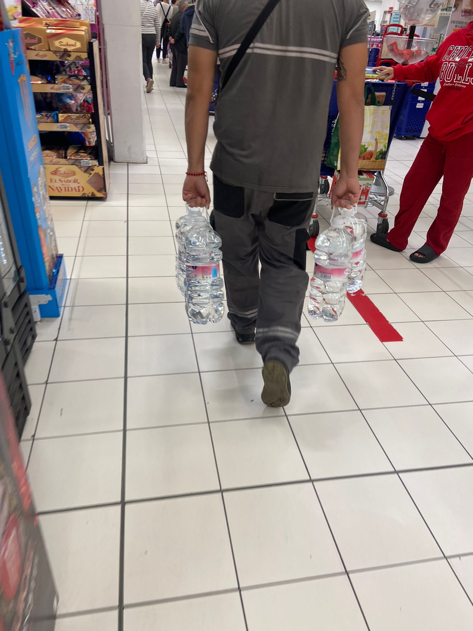 El miedo a cortes de agua en Valencia provoca colas los supermercados