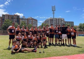 Miembros del Club Atletisme Quart de Poblet posando con los trofeos conseguidos en una competición