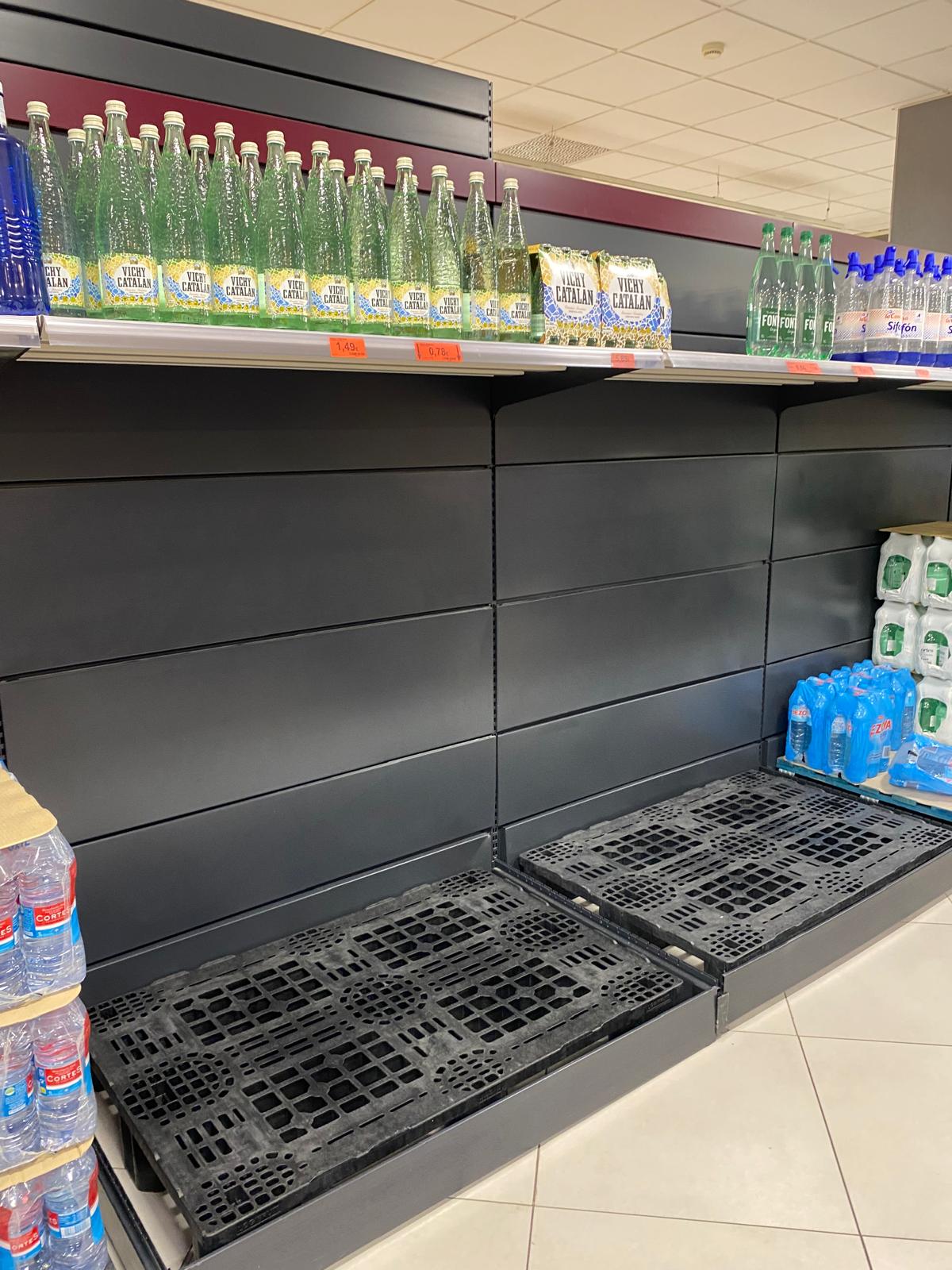 El miedo a cortes de agua en Valencia provoca colas los supermercados