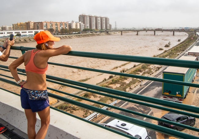 Una mujer observa el atasco de tráfico en la V-30 este miércoles.