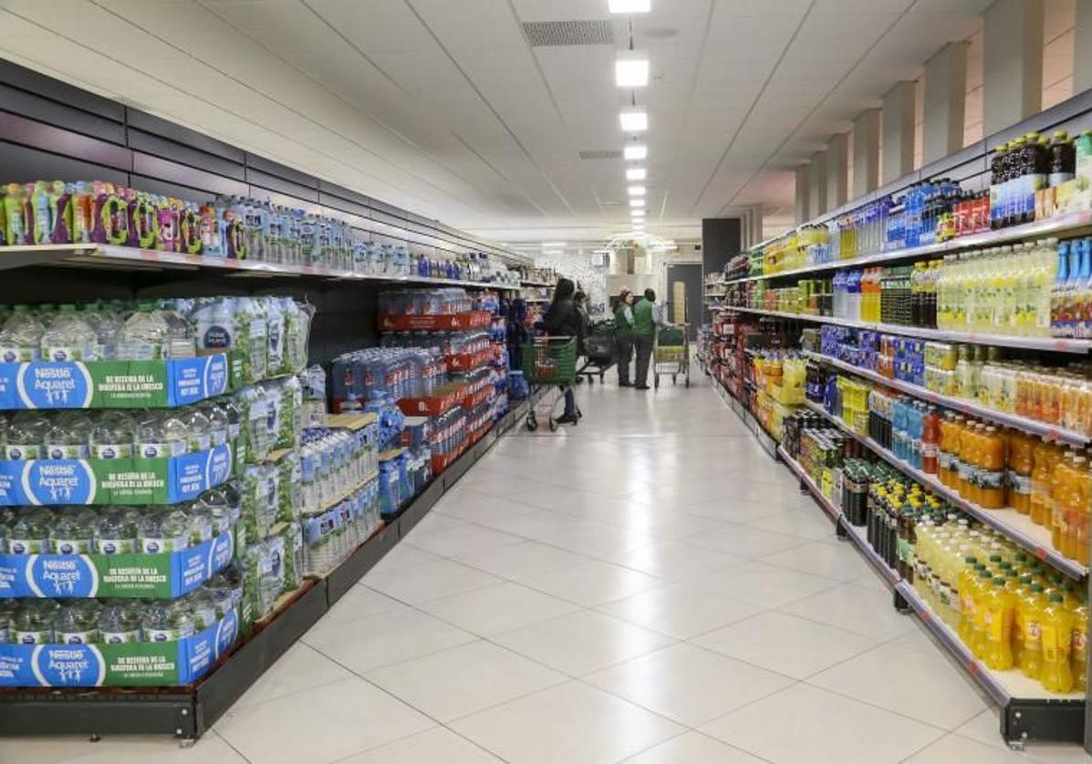 Estanterías en un supermercado de Mercadona.