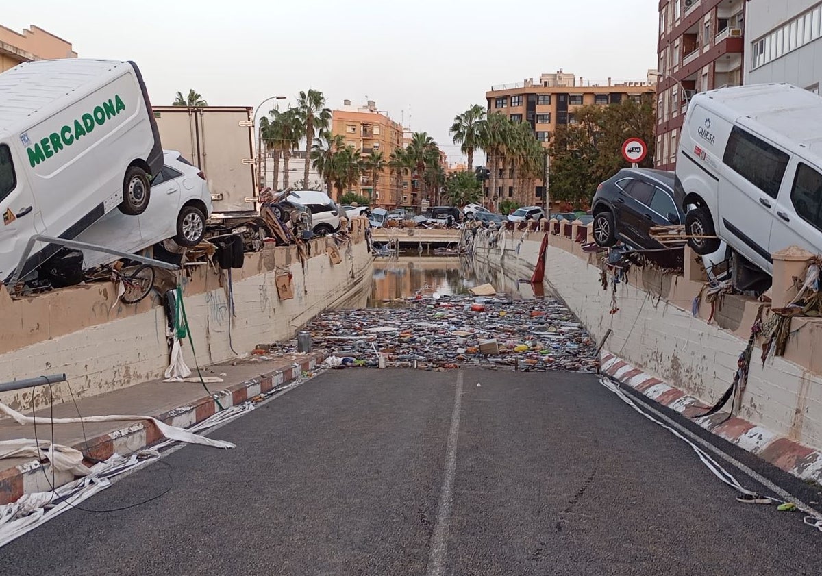 Imagen principal - Túnel que sortea las vías, un negocio del Camí Nou y efectos del agua en un bajo de los Alfalares.