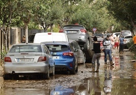 Coches dañados por las inundaciones en Picanya.