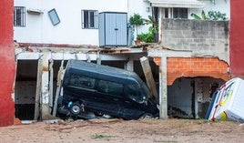 Vehículos arrastrados por el agua.