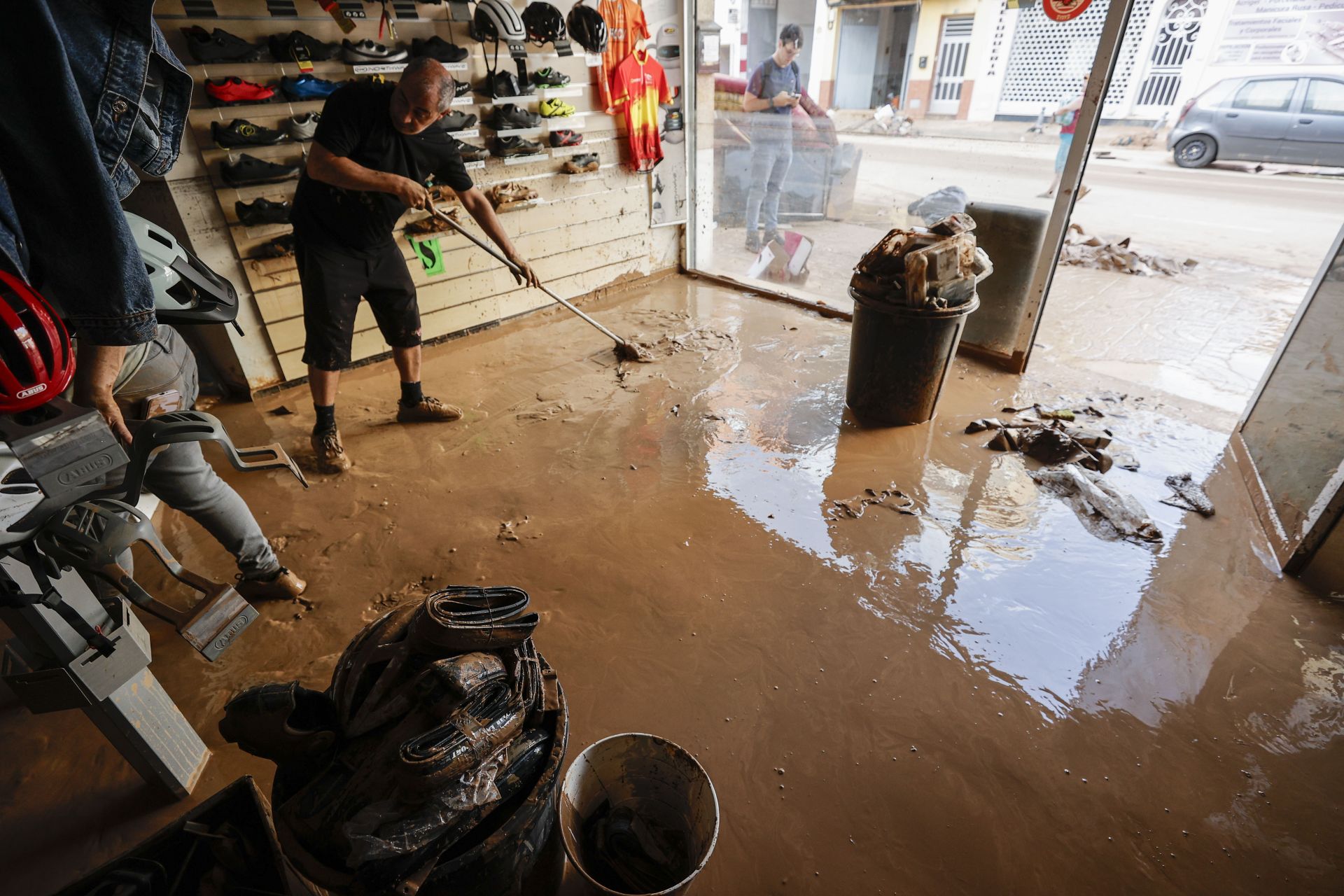 La odisea de encontrar comida y agua en los municipios arrasados por la DANA