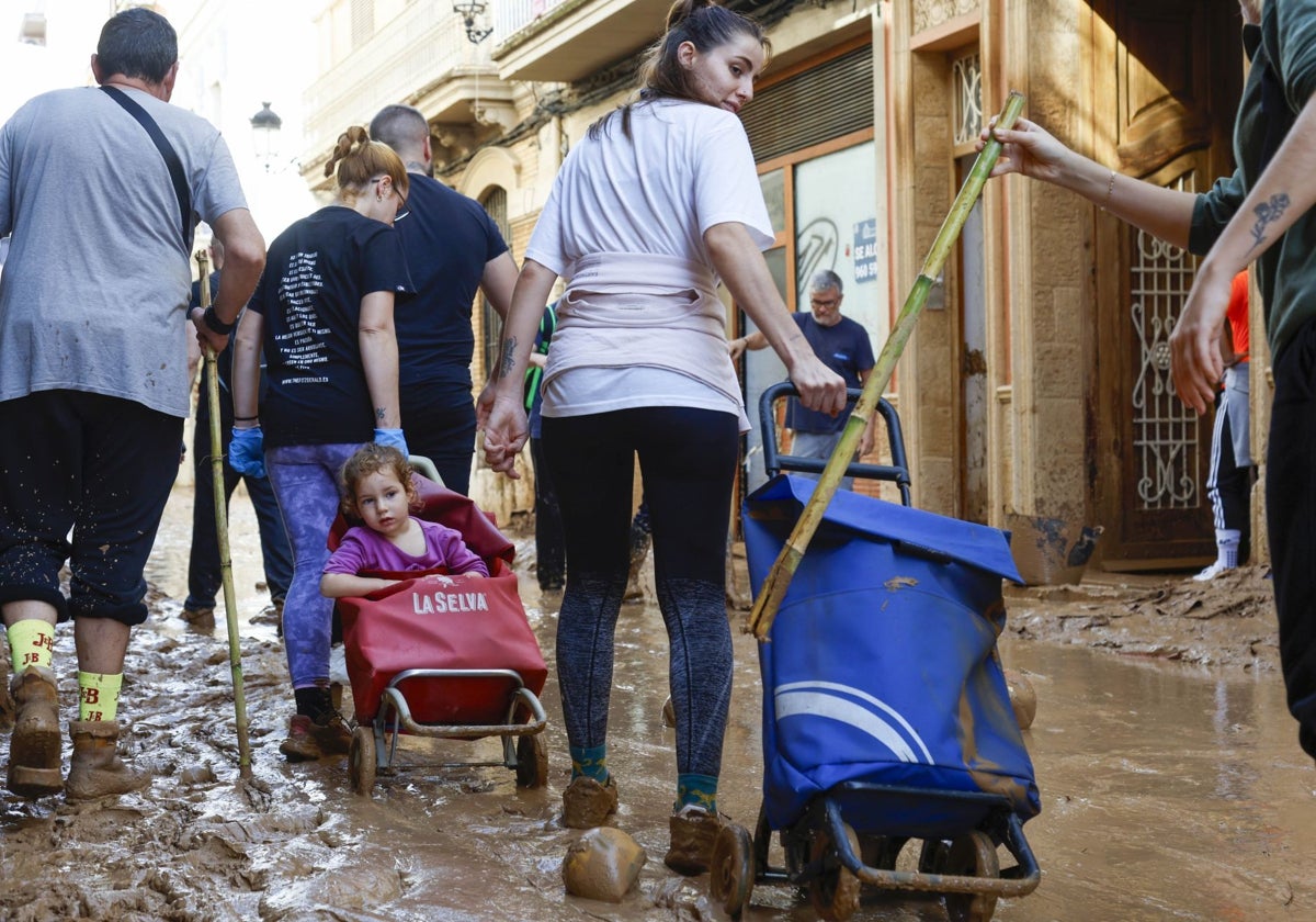 Una niña en las inundaciones de Paiporta.