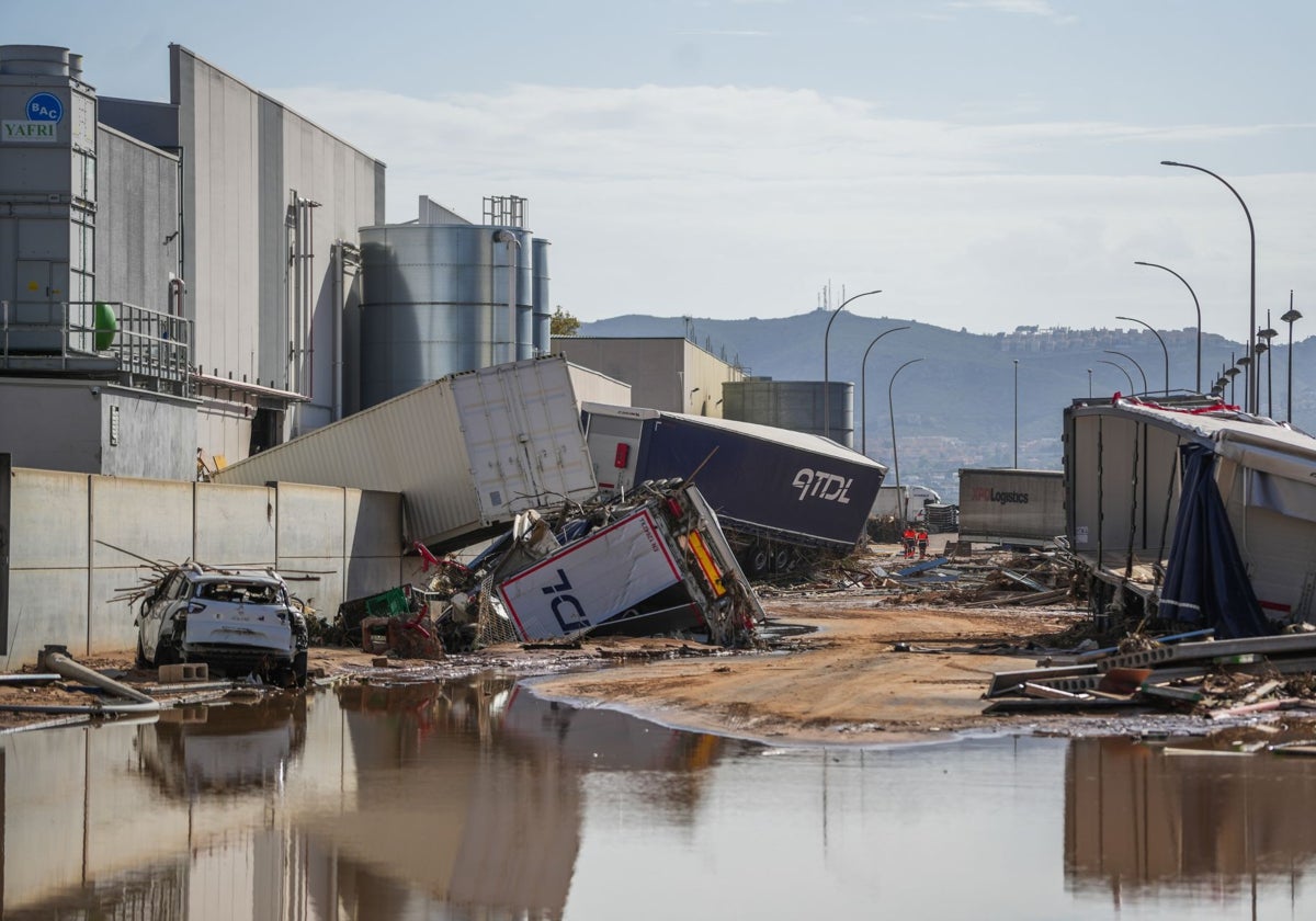 El área industrial de Ribarroja fue uno de los más afectados por el temporal.