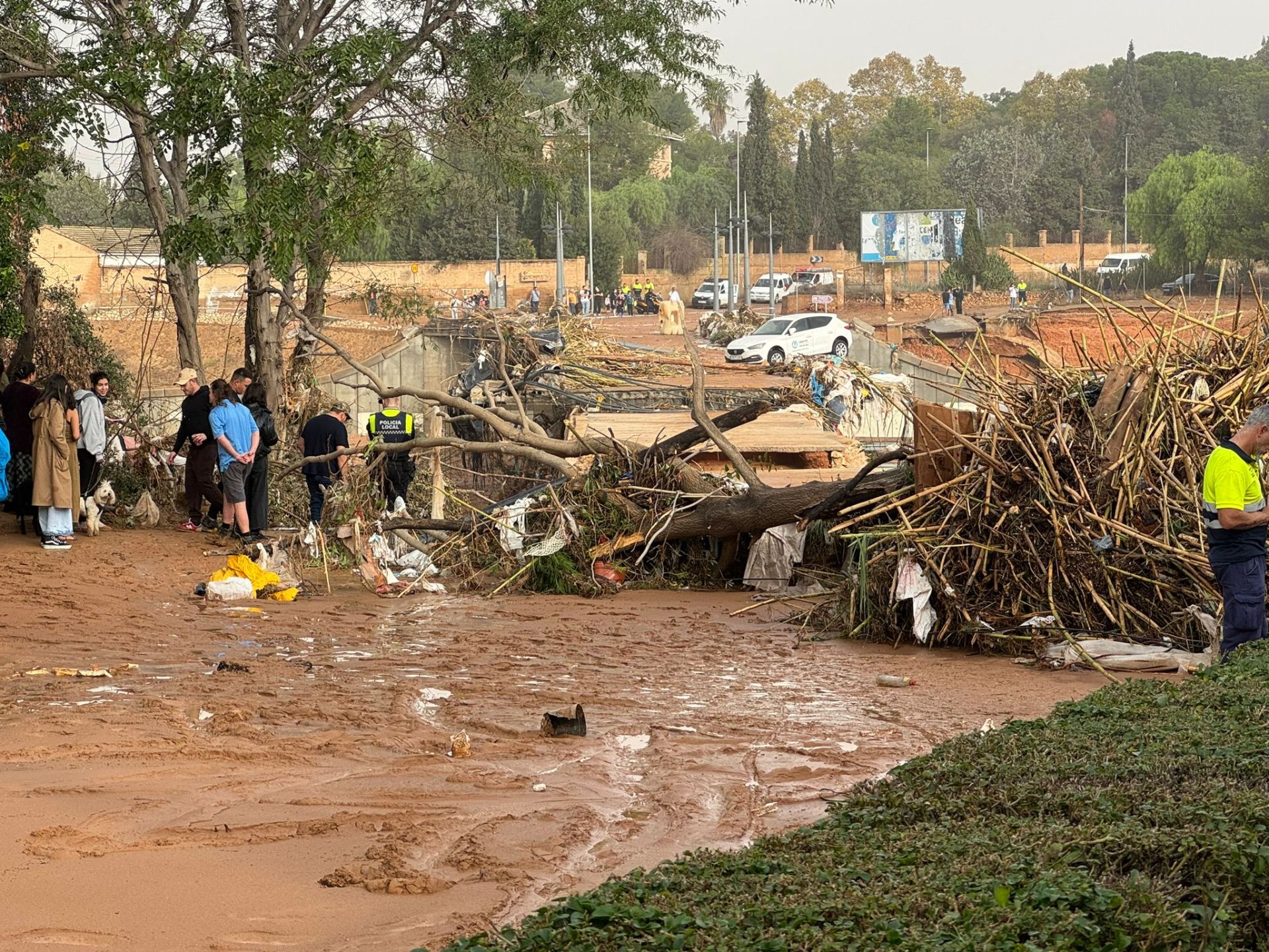 La odisea de encontrar comida y agua en los municipios arrasados por la DANA