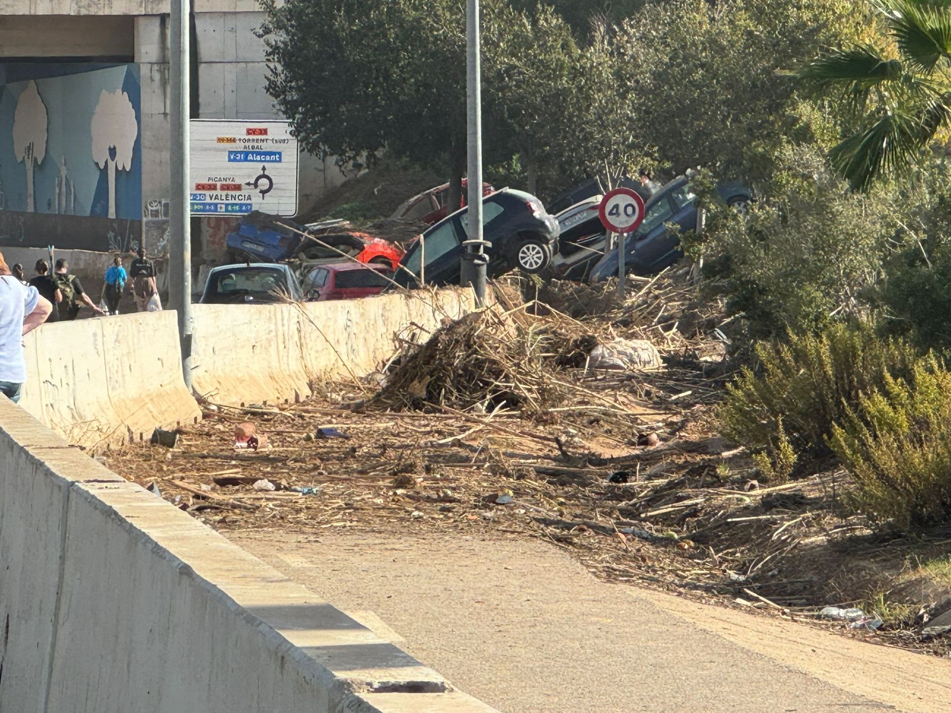 La odisea de encontrar comida y agua en los municipios arrasados por la DANA