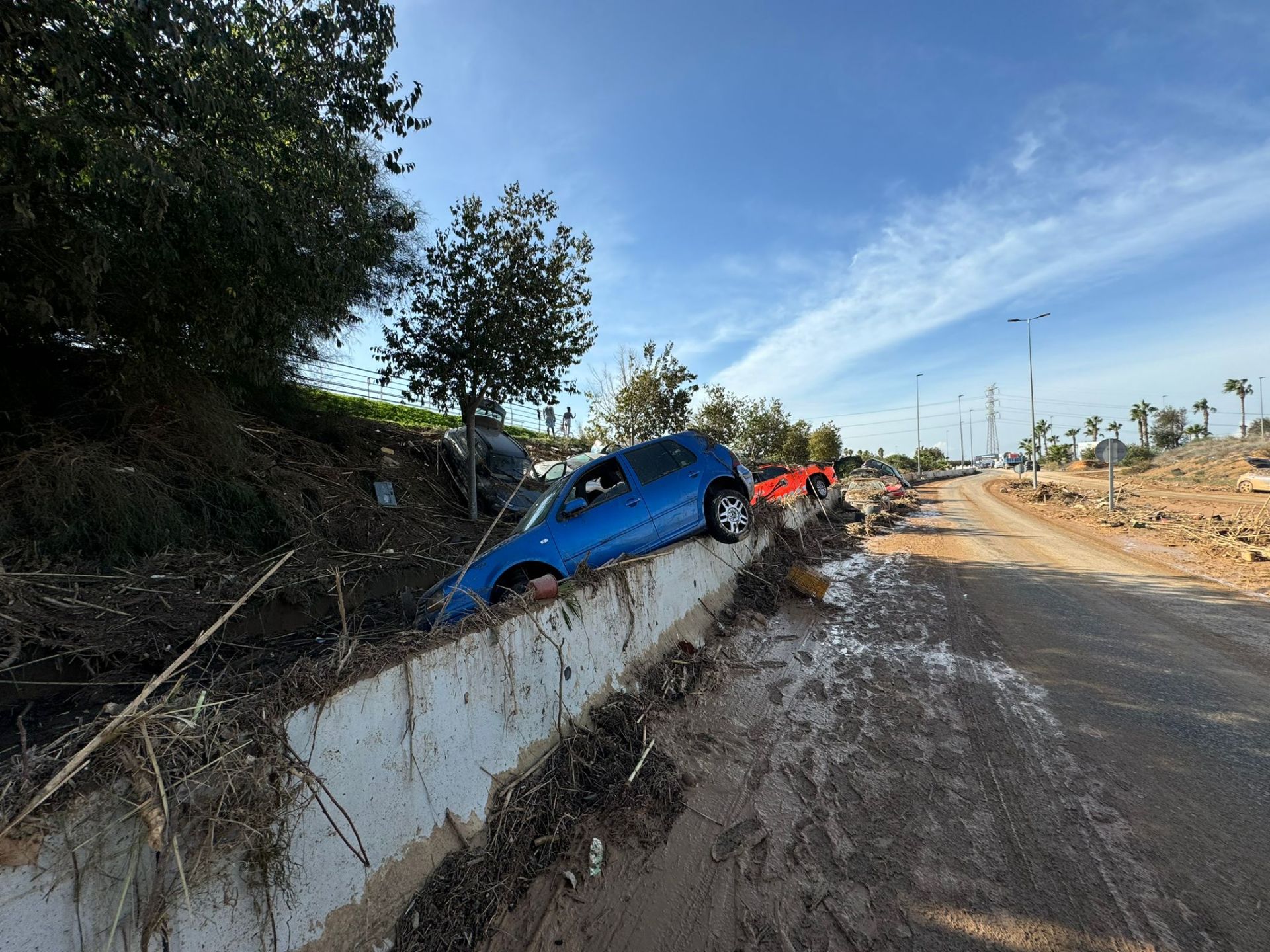 La odisea de encontrar comida y agua en los municipios arrasados por la DANA