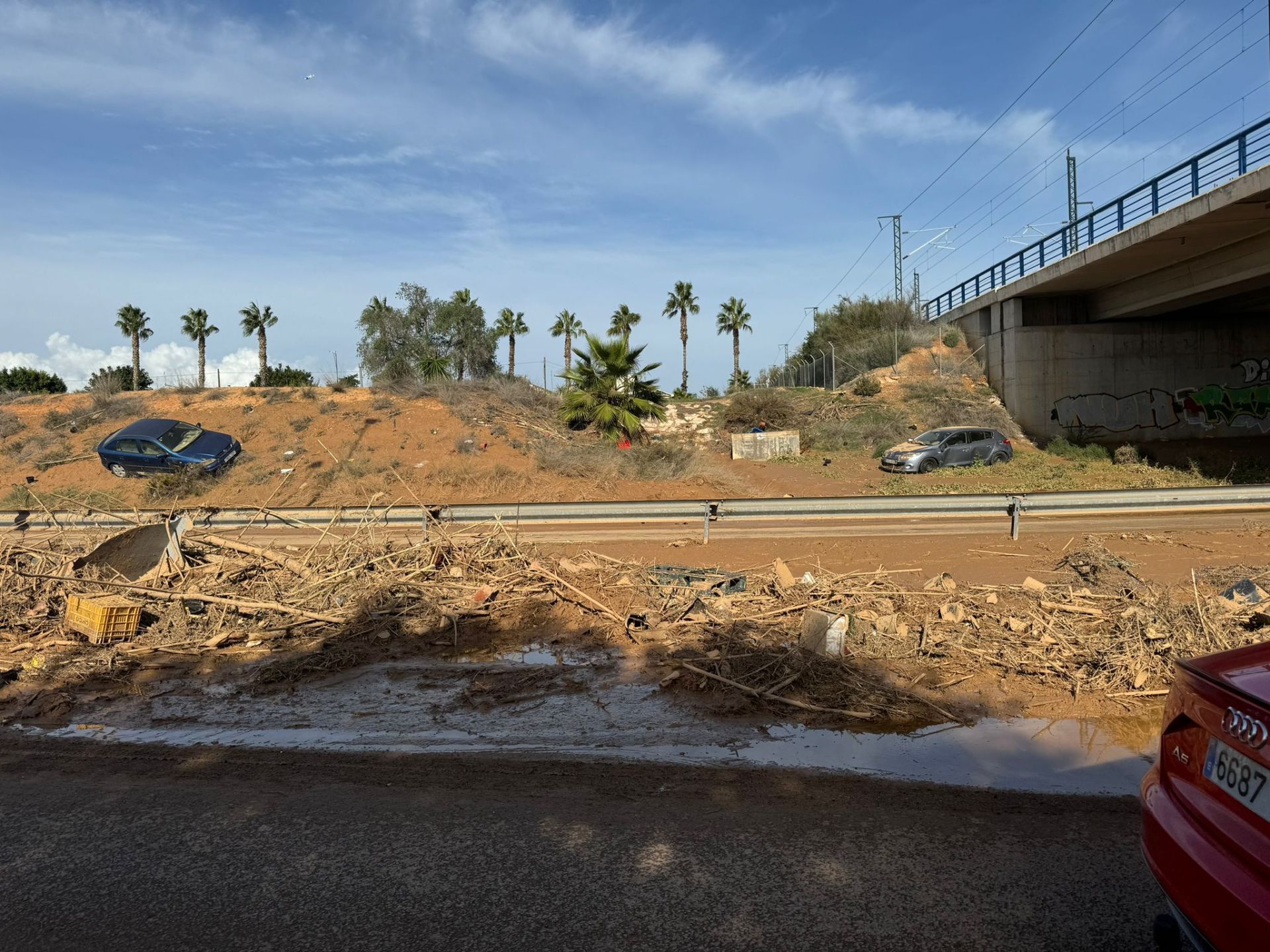 La odisea de encontrar comida y agua en los municipios arrasados por la DANA