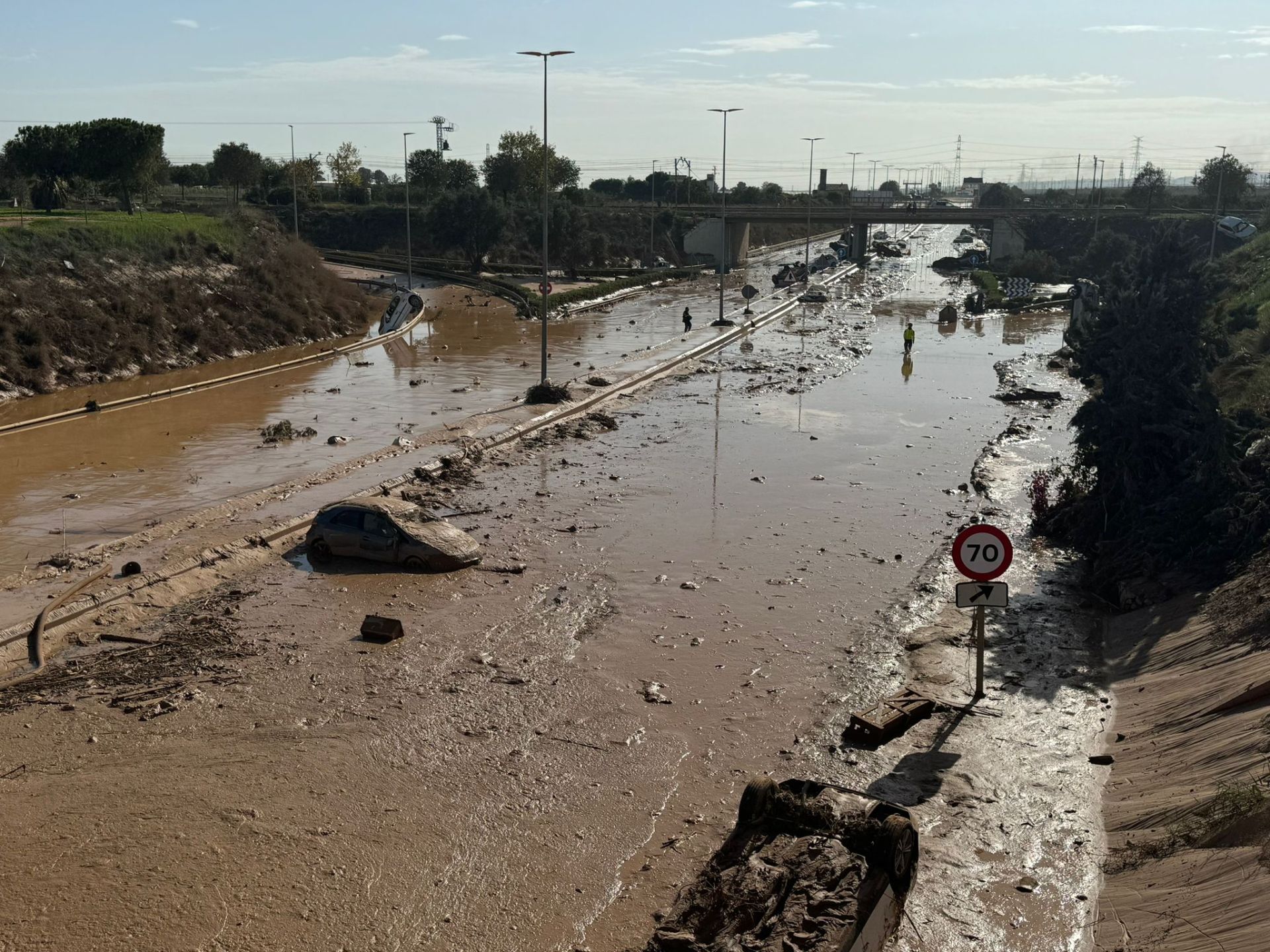 La odisea de encontrar comida y agua en los municipios arrasados por la DANA